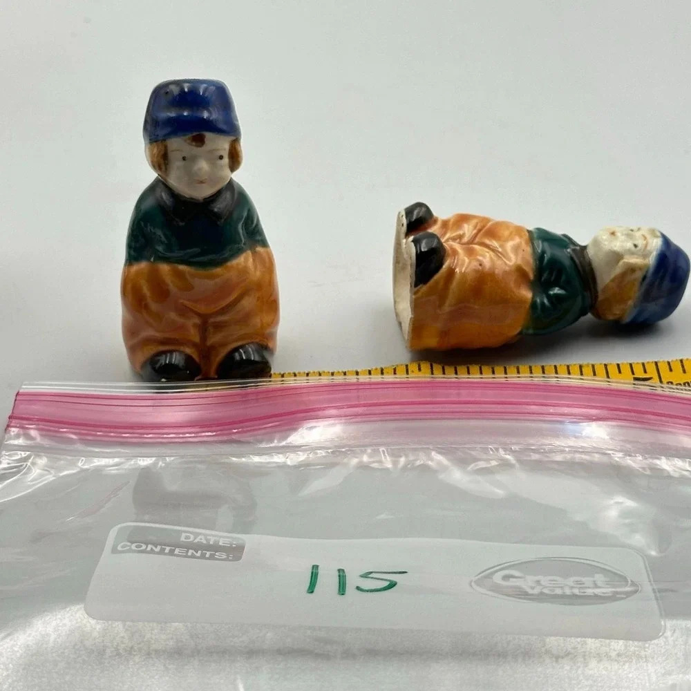 SP115-vintage Dutch boys, salt and pepper shakers‎
